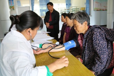 九師一六五團(tuán)為65歲以上老人開(kāi)展免費(fèi)健康體檢活動(dòng)